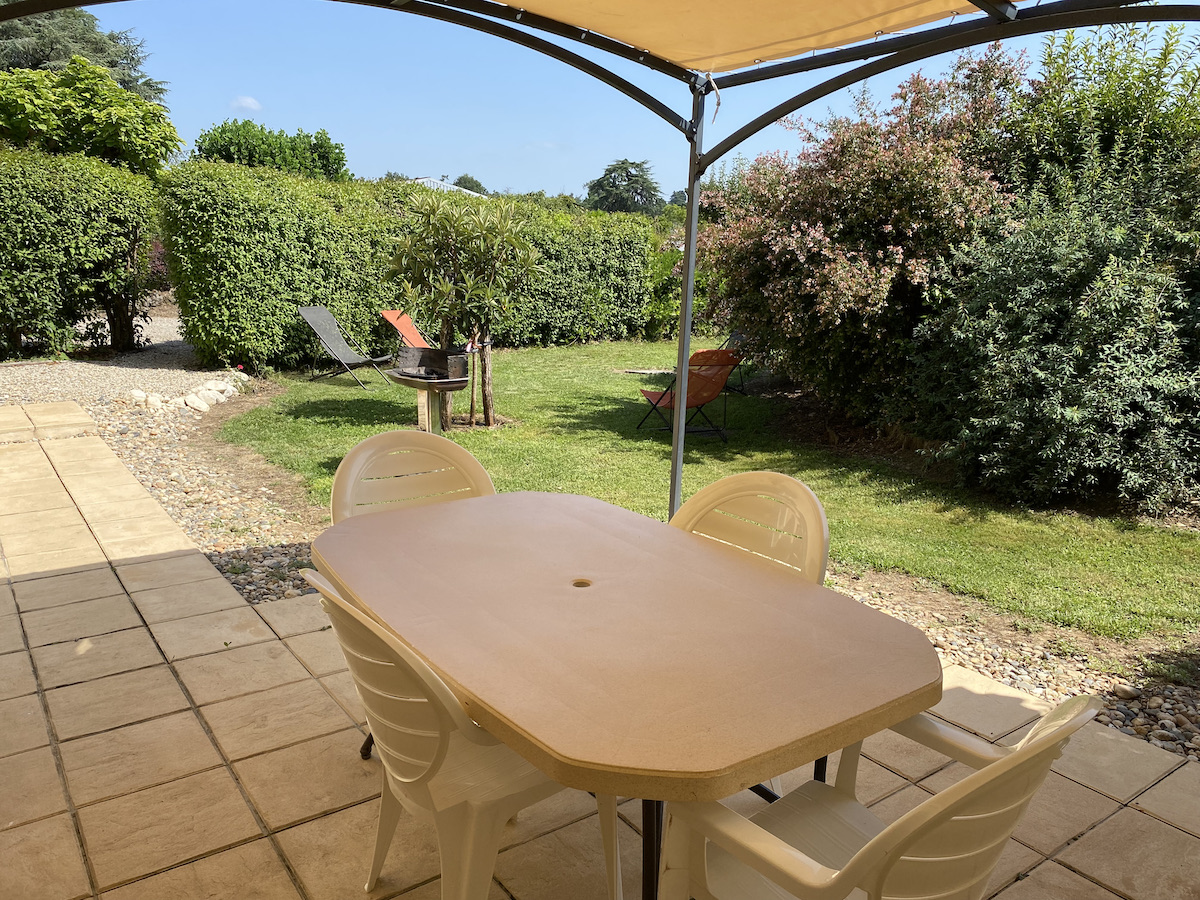terrasse et jardin privatif du Gite Chez les Grands-Mères -